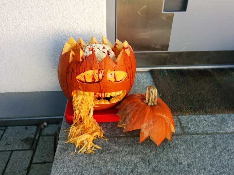 Blutiger Halloween Kürbis mit Blumenkohl Hirn